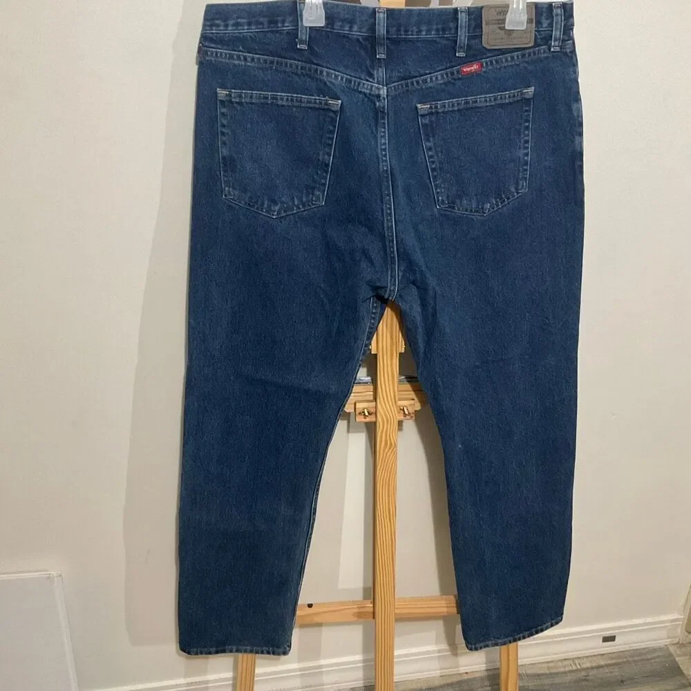 Wrangler blue jeans size 40x32 classic straight leg